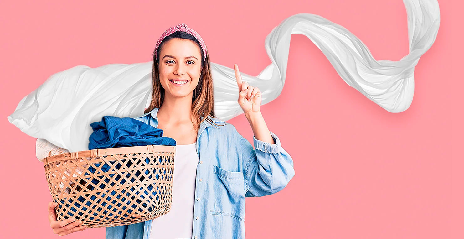 Mujer con canasta de ropa